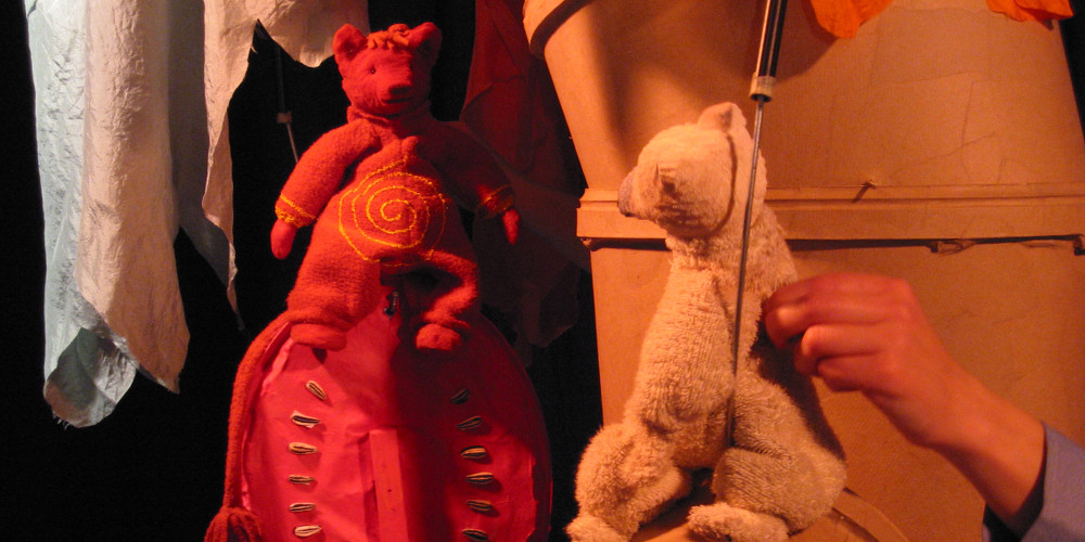 Ika trifft den Feuerbär im Warmen Land. Szene aus "Auch Eisbären können frieren" vom CHORA Theater